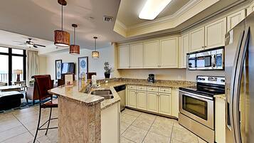 Lejlighed - flere senge - balkon - havudsigt (#2109 - No Pets) | Privat køkken | Køleskab, mikrobølgeovn, ovn, kogeplade