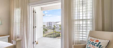 Condo, Berbilang Katil, Balcony, Ocean View (#203B - No Pets Allowed) | Ruang tamu | Stesen dok MP3