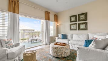 Condo, varias camas, balcón, vista al océano (#203B - No Pets) | Área de sala de estar | Estación para reproductor de MP3