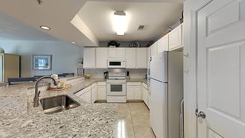 Huoneisto, useita sänkyjä, parveke, valtamerinäköala (#105B - No Pets) | Yksityinen keittiö | Kahvin-/teenkeitin, syöttötuoli