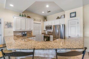 Condo, varias camas, balcón, vista al océano (#203B - No Pets) | Cocina privada | Cafetera y tetera y periquera 