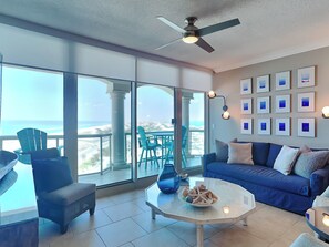 公寓客房, 多張床, 陽台, 海景 (#5-1102 - No Pets) | 起居區 | 電視