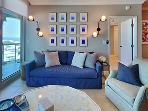 Condo, varias camas, balcón, vista al océano (#5-1102 - No Pets) | Área de sala de estar | Televisión