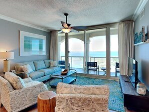 Lejlighed - flere senge - balkon (#2-1603 - No Pets) | Opholdsområde | 40-tommers tv med digitale kanaler