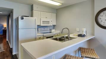 Condo, 1 Queen Bed with Sofa bed, Hot Tub, Ocean View (#1103 - No Pets) | Private kitchen | Fridge, microwave, oven, stovetop