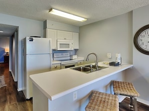 Condo, 1 cama Queen size y sofá cama, hidromasaje, vista al océano (#1103 - No Pets) | Cocina privada | Refrigerador, microondas, horno y parrilla de estufa 