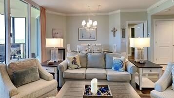 Condo, nhiều giường, ban công (#503D - No Pets) | Khu phòng khách