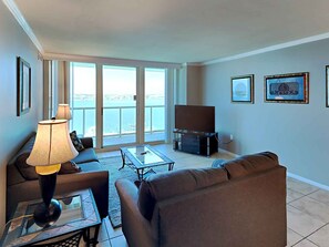 Apartment, 1 King-Bett und Schlafsofa, Balkon (#5C - No Pets) | Wohnbereich | Fernseher