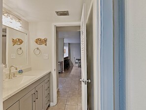 Apartamento, 1 cama de matrimonio grande con sofá cama, balcón, vistas a la piscina (#1B - No Pets) | Baño | Toallas, champú y papel higiénico