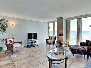 Condo, Plusieurs lits, balcon, vue sur lâocĂ©an (#5E - No Pets Allowed) | Aire de sĂ©jour | TĂ©lĂ©viseur