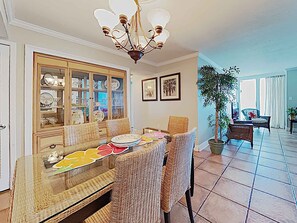 Apartamento, varias camas, balcón, vistas al mar (#5E - No Pets) | Restauración