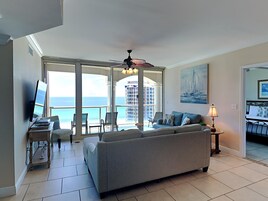 Apartamento, varias camas, cocina, vistas al mar (#4-1905 - No Pets) | Zona de estar | Una televisión