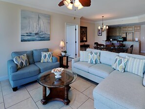 Apartment, Mehrere Betten, Küche, Meerblick (#4-1905 - No Pets) | Wohnbereich | Fernseher