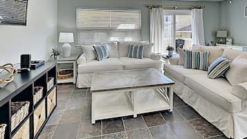 公寓客房, 多張床, 陽台 (#G16 - No Pets) | 起居區 | 40-吋電視,提供數位頻道