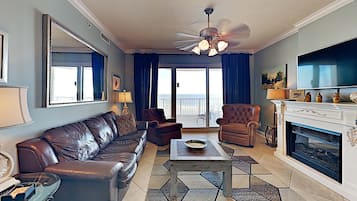 Apartment, Mehrere Betten, Balkon, Meerblick (#512 - No Pets) | Wohnbereich | Fernseher
