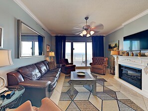 公寓式客房, 多张床, 阳台, 海洋景观 (#512 - No Pets) | 起居区 | 电视