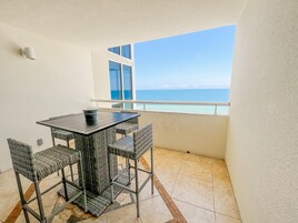 公寓式客房, 多张床, 阳台, 海洋景观 (#1000 - No Pets) | 室外用餐