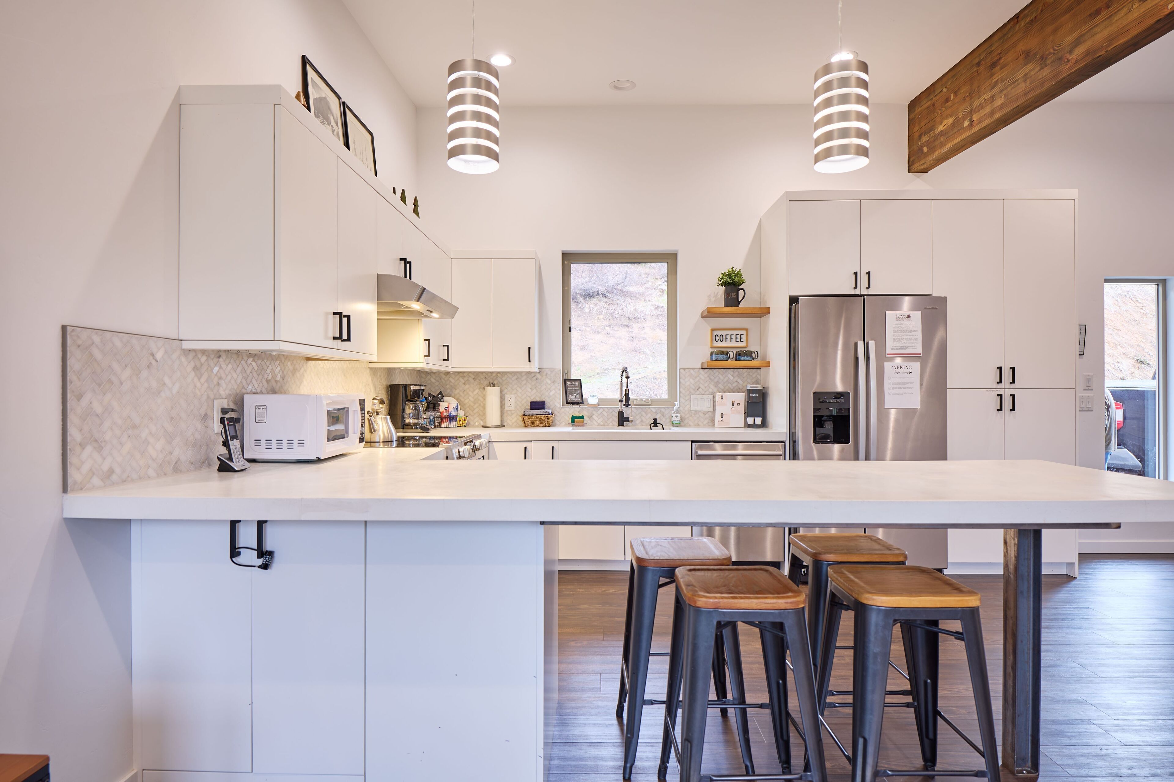 Kylskåp, mikrovågsugn, ugn och spishäll