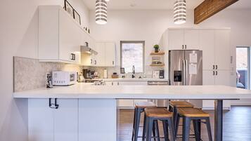 Jääkaappi, mikroaaltouuni, uuni, liesi