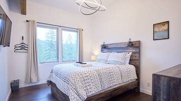 2 bedrooms, iron/ironing board, WiFi, bed sheets