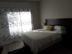 2 habitaciones, tabla de planchar con plancha, wifi y ropa de cama 