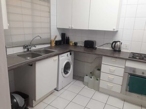 Fridge, microwave, oven, stovetop - Two Bedroom Two Bathroom Central To Gautrain & Mall 5 Minutes Walk (Sandton)