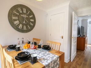 電冰箱、電熱水壺、烤麵包機、鍋具/餐盤/廚房用品