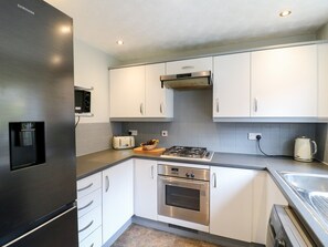 電冰箱、電熱水壺、烤麵包機、鍋具/餐盤/廚房用品