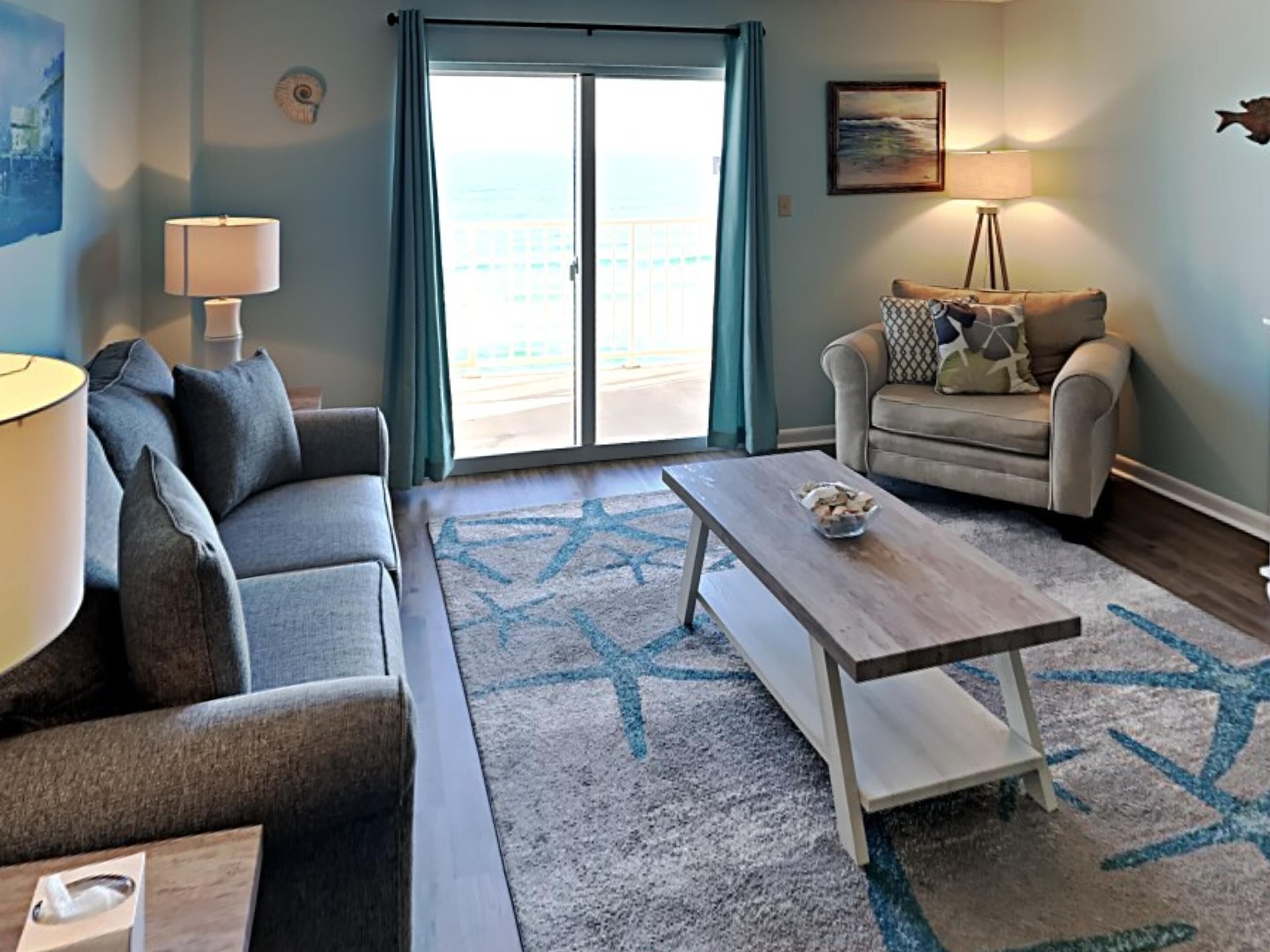 Condo, 1 giường cỡ queen và sofa giường, ban công, quang cảnh biển (#505 - No Pets) | Khu phòng khách | TV màn hình phẳng 42-inch có truyền hình kỹ thuật số 