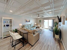 Condo, várias camas, sacada, vista para o oceano (#605 - No Pets) | Área de estar | TV de tela plana 42 polegadas com canais digitais