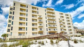 Condo (3 Bedrooms) | Property amenity