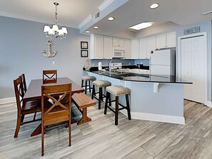 公寓客房, 多張床, 陽台, 海景 (#1803 - No Pets) | 私人廚房 | 電冰箱、微波爐、烤箱、爐台