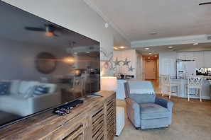Condo, varias camas, balcón, vista al océano (#804 - No Pets Allowed) | Área de sala de estar | Televisión