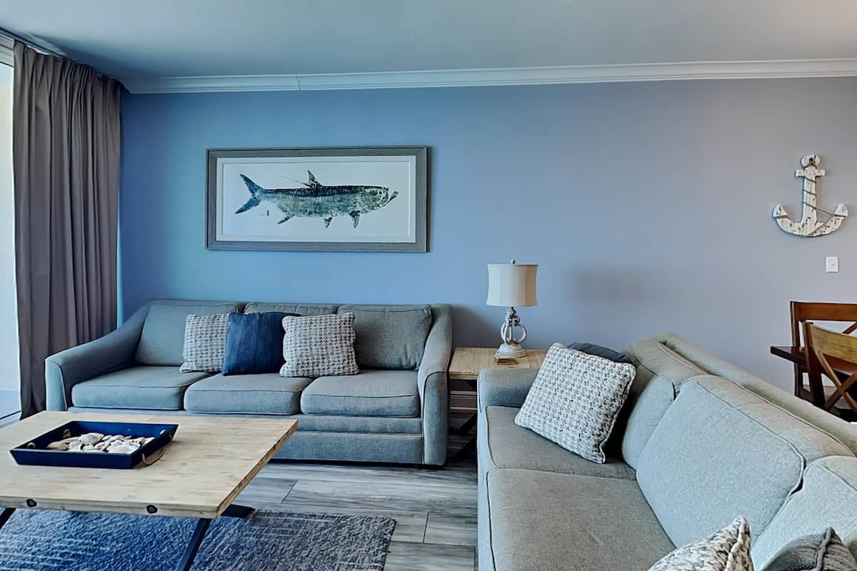 公寓客房, 多張床, 陽台, 海景 (#1803 - No Pets) | 起居區 | 電視