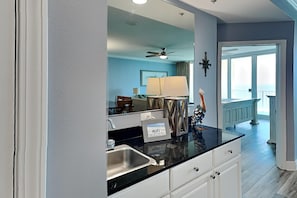 Condo, varias camas, balcón, vista al océano (#1803 - No Pets Allowed) | Cocina privada | Refrigerador, microondas, horno y parrilla de estufa