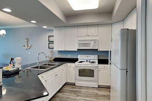 Condo, varias camas, balcón, vista al océano (#1803 - No Pets Allowed) | Cocina privada | Refrigerador, microondas, horno y parrilla de estufa