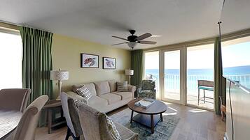 Appartement, meerdere bedden, balkon, uitzicht op oceaan (#401 - No Pets) | Woonruimte | Een 40-inch televisie met kabelzenders