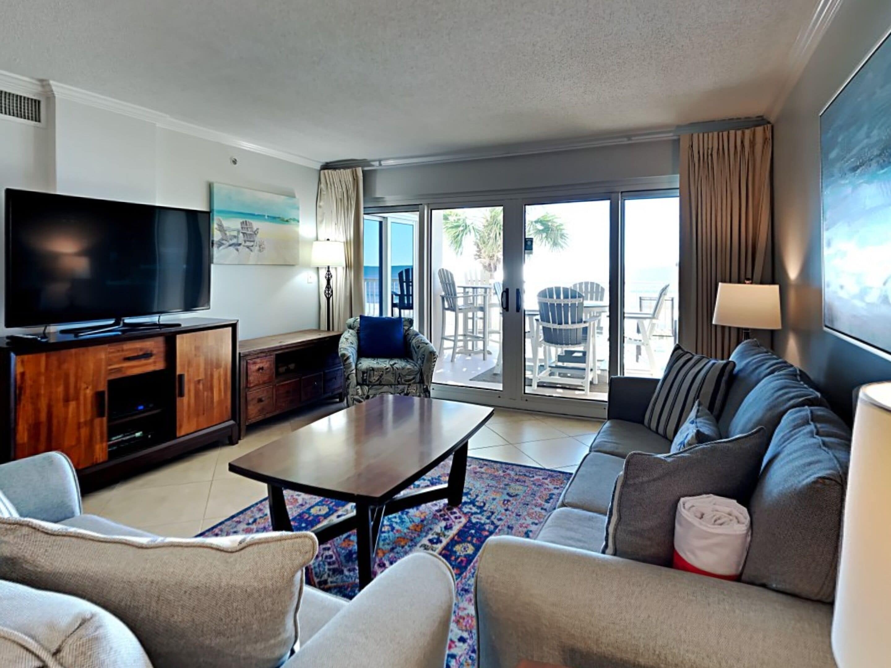 公寓客房, 多張床, 陽台, 海景 (#223 - No Pets) | 起居區 | 40-吋電視，提供數位頻道