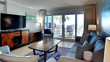 Bloc d'apartaments, diversos llits, balcó, vistes a l'oceà (#223 - No Pets) | Sala d'estar | Televisor de 40 polzades amb canals digitals