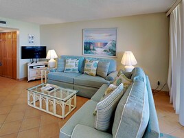 Apartamento, 1 cama de matrimonio grande con sofá cama, balcón (#952 - No Pets) | Zona de estar | Una televisión