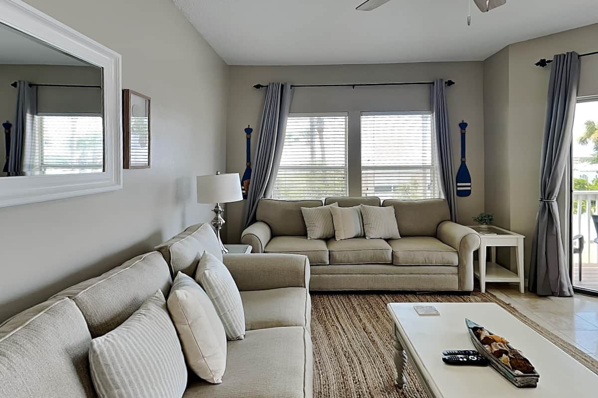 Condo, Multiple Beds, Balcony (#9224 - No Pets Allowed) | 起居区 | 42-英寸电视(配备有线频道)