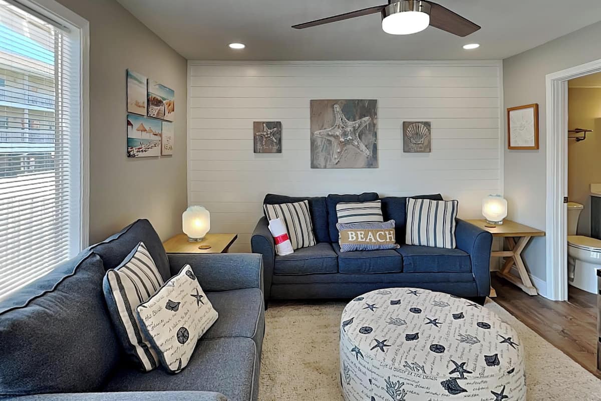 Kondominium, 1 Tempat Tidur King dengan tempat tidur Sofa, balkon (Sandpiper Cove #1027 - 2 Pets) | Area keluarga | Televisi 42-inci dengan saluran TV kabel