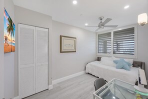 3 bedrooms, iron/ironing board, WiFi, bed sheets - Luxury Cape Marco Unit | Pool, Gym & Tennis (Marco Island)