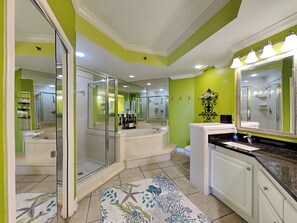 Condo, nhiều giường, ban công, quang cảnh biển (#701C - No Pets) | Phòng tắm | Khăn tắm, giấy vệ sinh 