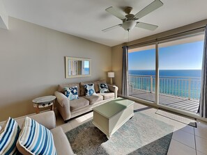 Apartamento, varias camas, balcón, vistas al mar (#1606 - No Pets) | Zona de estar | Una televisión