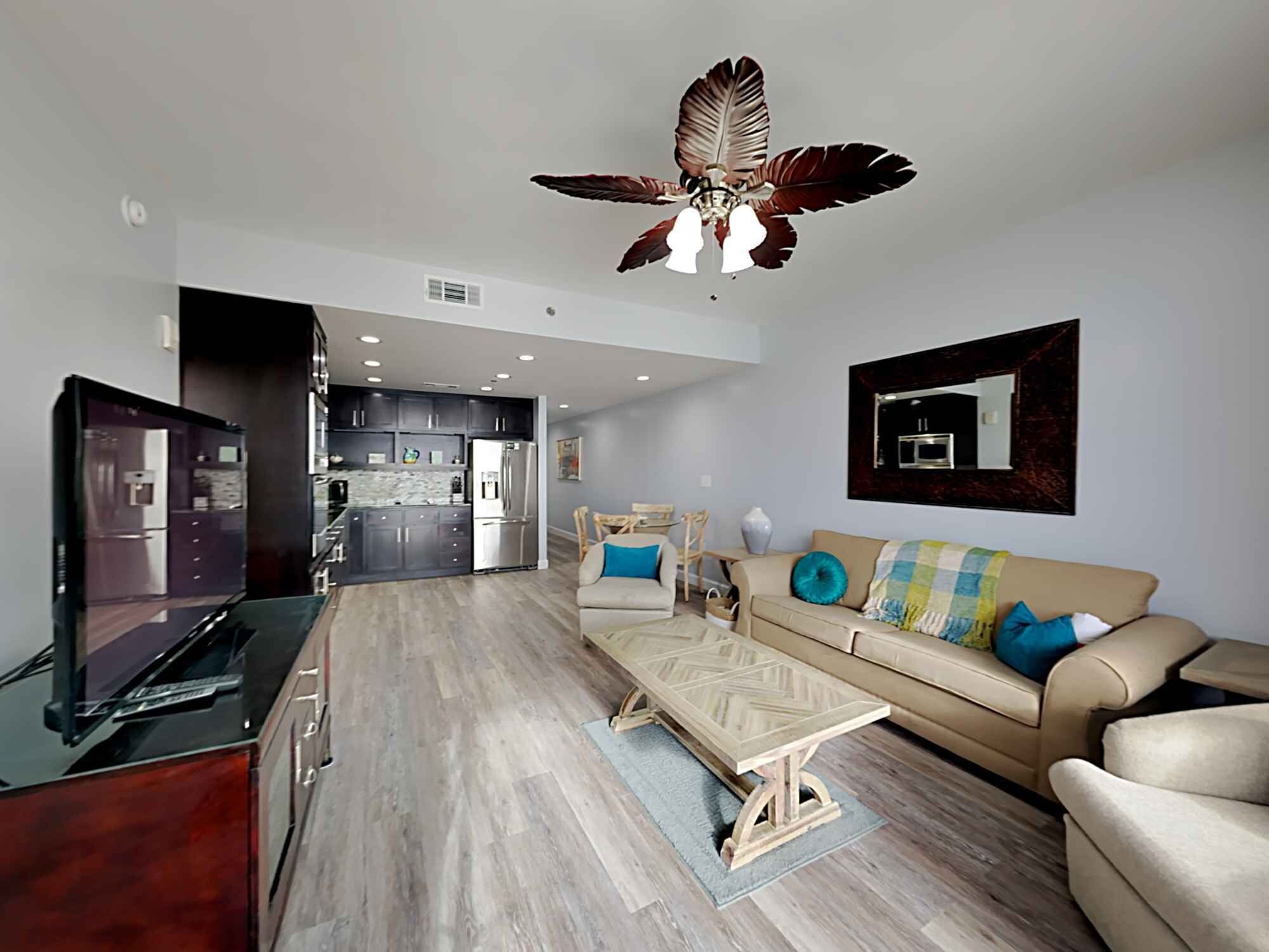 Condo, varias camas, balcón, vista al océano (#1106 East - No Pets) | Área de sala de estar | Televisión 