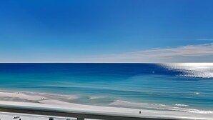 A beach with clear blue water and a sandy shore. - Sterling Sands by Southern Vacation Rentals (Destin)