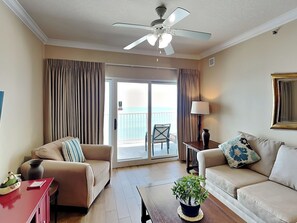 公寓客房, 多張床, 陽台, 海景 (#1306 - No Pets) | 起居區 | 40-吋電視，提供數位頻道