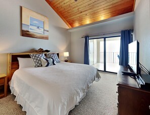 Condo, Plusieurs lits, balcon, vue sur l’océan (#802A - No Pets) | 2 chambres, décor unique, ameublement unique, literie fournie