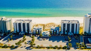 Un hôtel situé en bord de mer, composé de plusieurs immeubles de grande hauteur, doté d’un parking et offrant une vue dégagée sur l’océan.